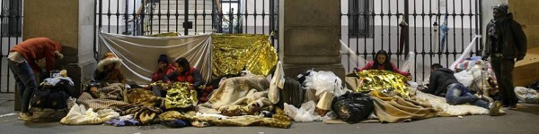 Un sistema de acogida desbordado vuelve a dejar a los solicitantes de asilo en las calles de Madrid.