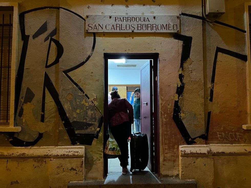 Un sistema de acogida desbordado vuelve a dejar a los solicitantes de asilo en las calles de Madrid.